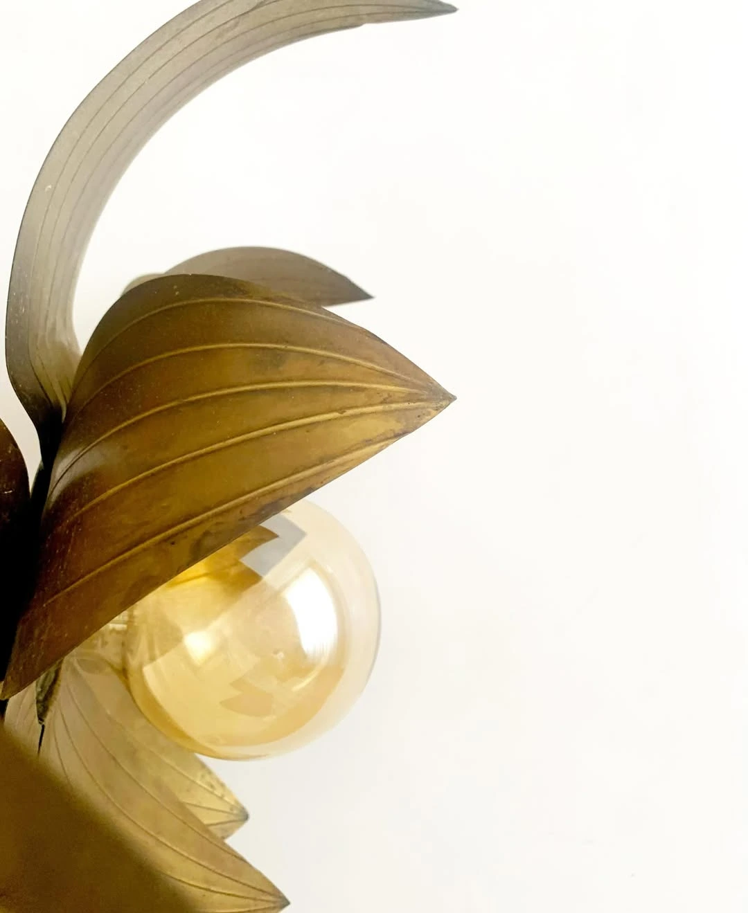 lustre-dore-feuilles-de-palmier-vintage