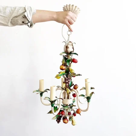 lustre-fruits-dautomne-en-tole-peinte-polychrome-italie-annees-1950-cinq-lumieres